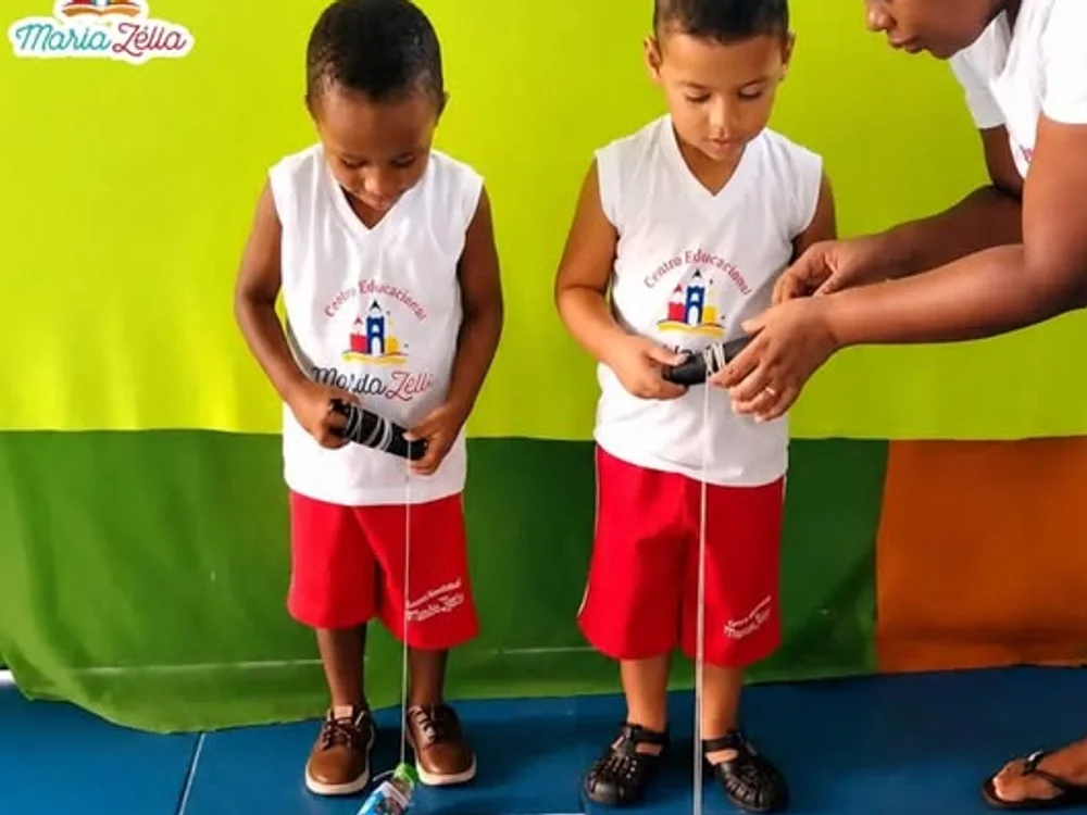 Crianças desenvolvendo coordenação e autonomia