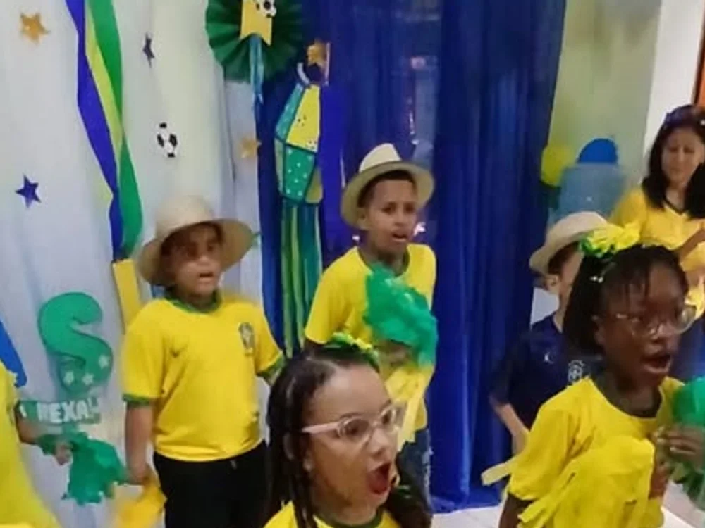 Crianças dançando na festa cultural da escola