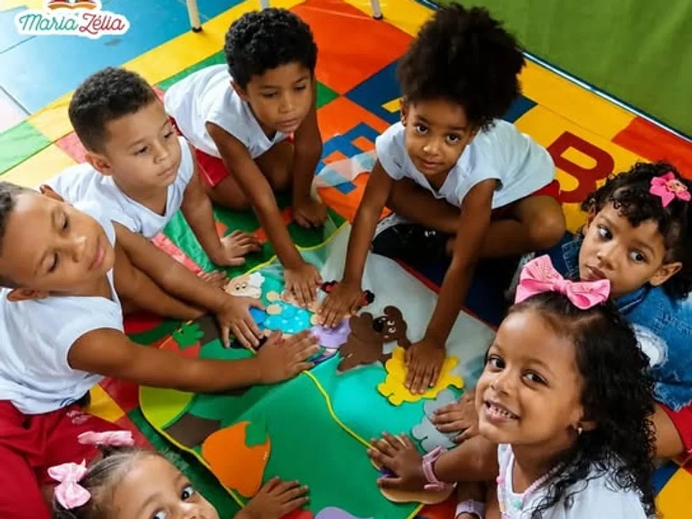 Crianças aprendendo juntas no Centro Educacional Maria Zélia