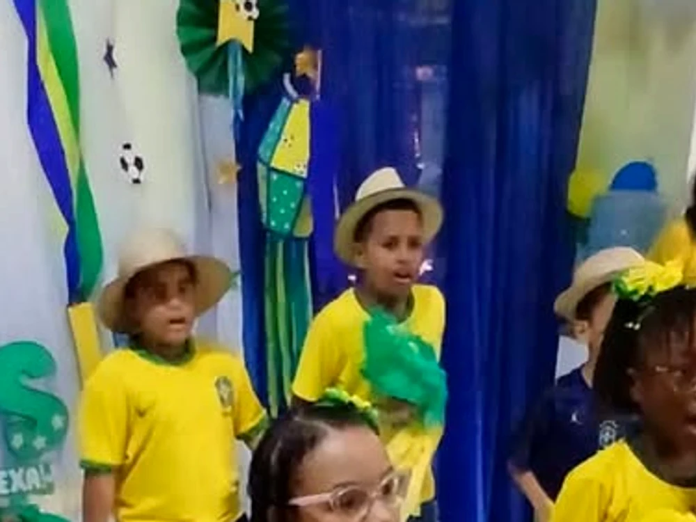 Crianças dançando na festa cultural