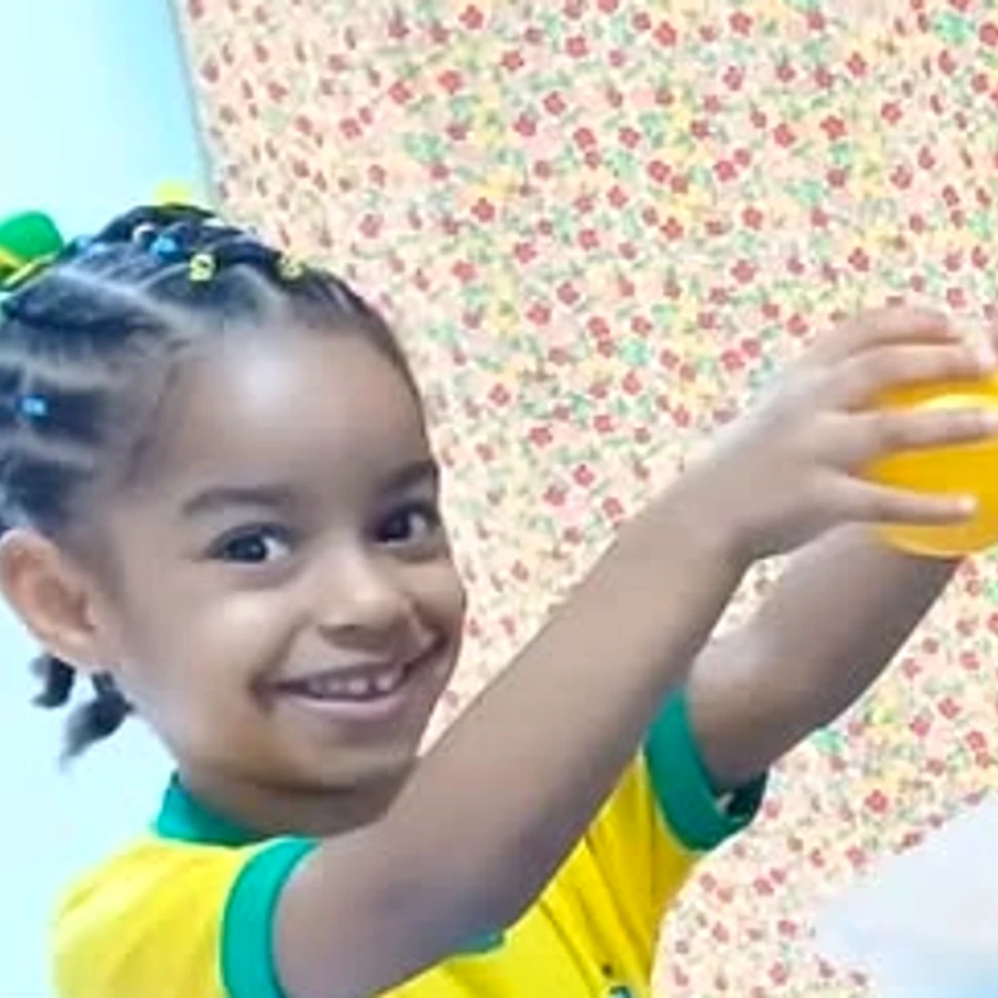 Criança sorrindo no Centro Educacional Maria Zélia